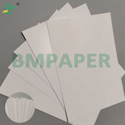 কালো কোর কাগজ মসৃণ উচ্চ ভাঁজ প্রতিরোধী গেমিং কার্ড কাগজ 450 * 320mm